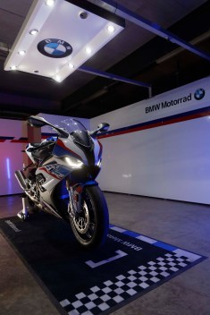 2019-BMW-S1000RR-08