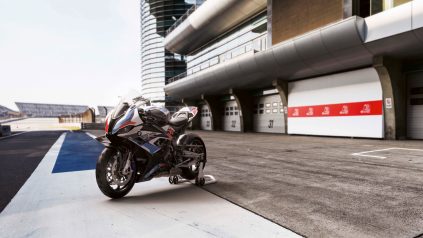 2021-BMW-M1000RR-superbike-37