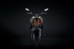 2021-Ducati-Diavel-1260-Lamborghini-07