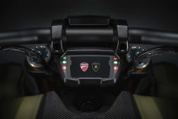2021-Ducati-Diavel-1260-Lamborghini-27