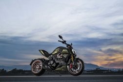 2021-Ducati-Diavel-1260-Lamborghini-51