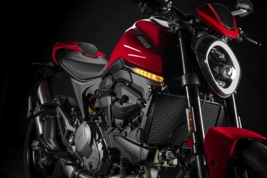 2021-Ducati-Monster-Plus-10