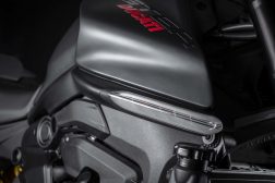 2021-Ducati-Monster-Plus-17