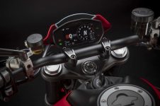 2021-Ducati-Monster-Plus-31