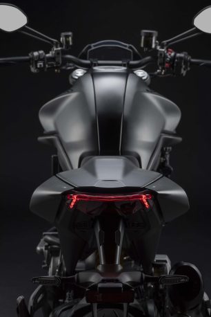 2021-Ducati-Monster-Plus-32