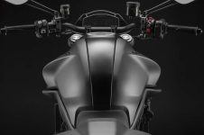 2021-Ducati-Monster-Plus-34