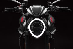 2021-Ducati-Monster-Plus-41