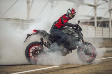 2021-Ducati-Monster-Plus-90